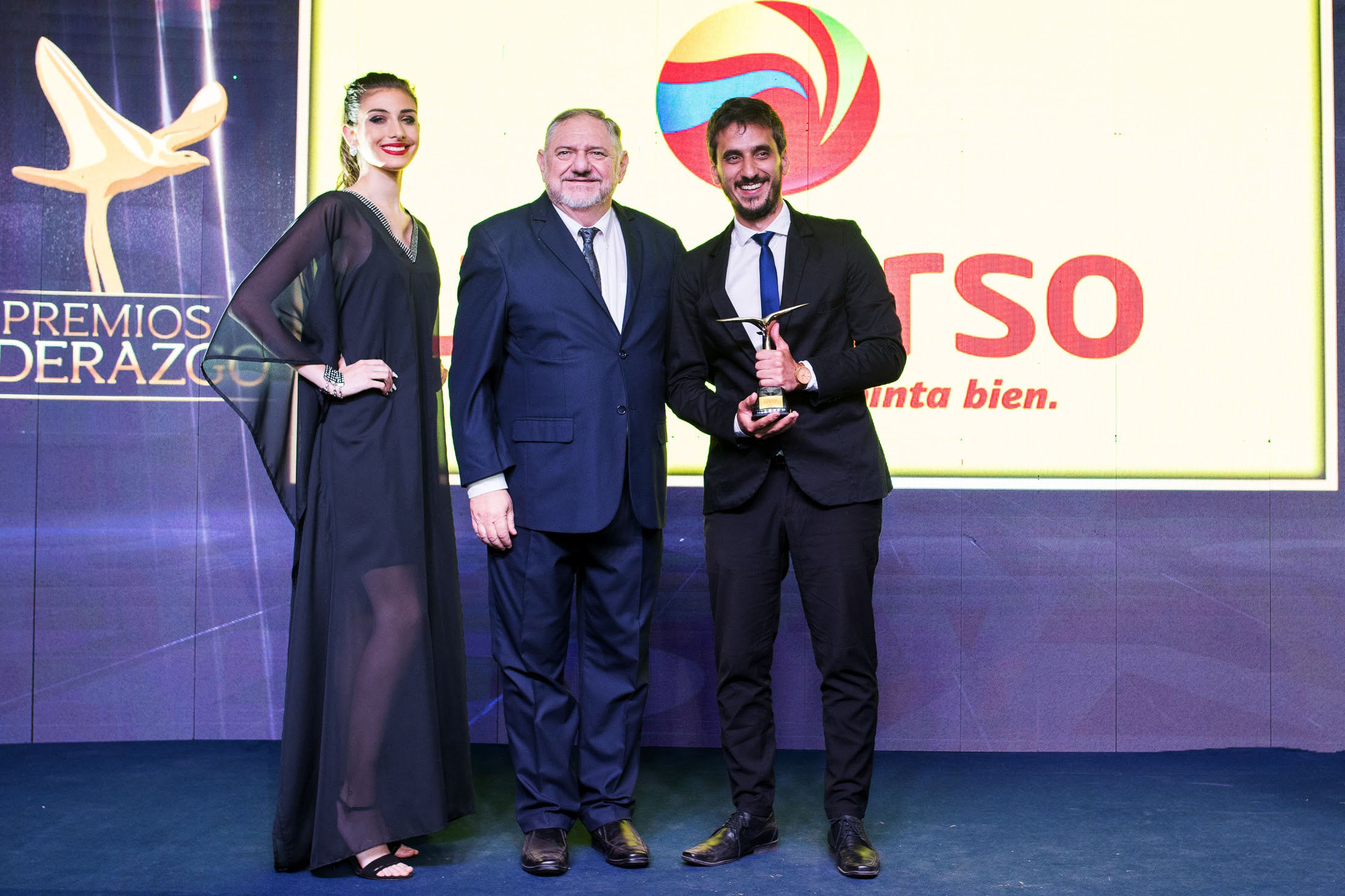 Universo recibe la distinción Premios Liderazgo